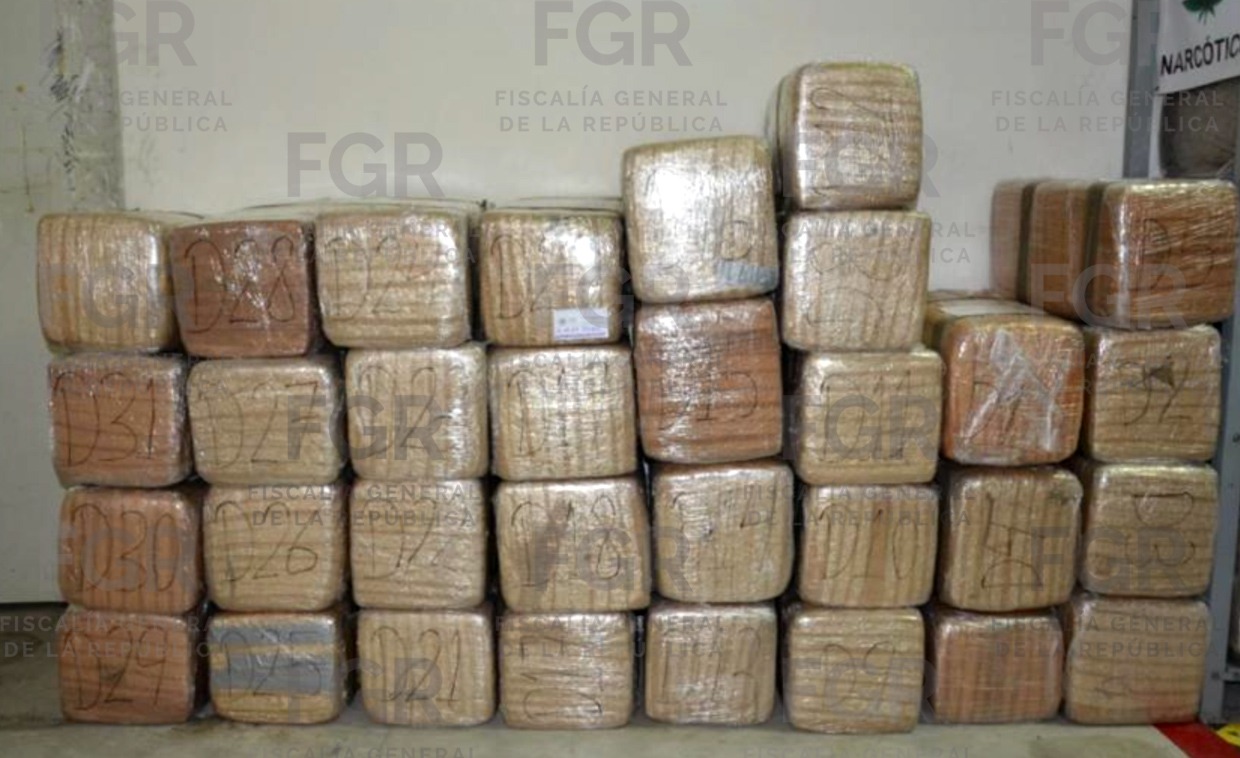 Obtiene FGR sentencia de más de 19 años de prisión contra una persona detenida con armas, dinero y droga.