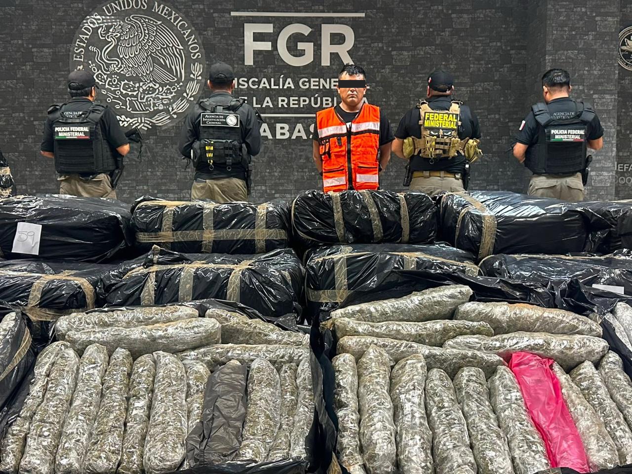 FIRT Olmeca logra importante aseguramiento de más de una tonelada de aparente marihuana.