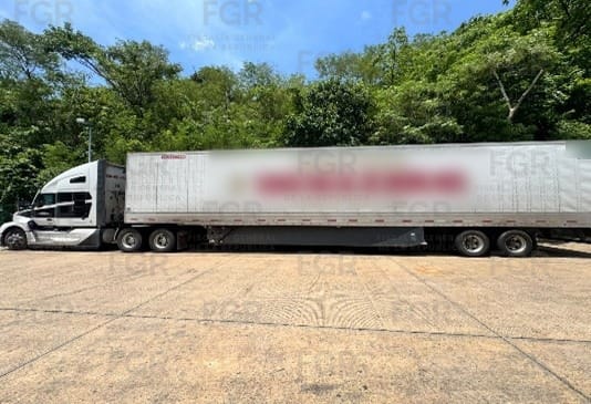 Asegura FGR tractocamión cargado con más de 31 mil latas de probable procedencia ilícita; una persona fue detenida.